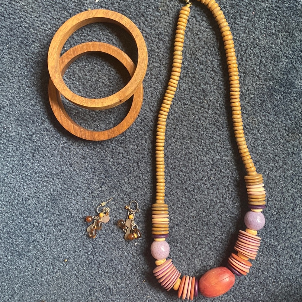 Wooden necklace’s bracelets and wood earrings he